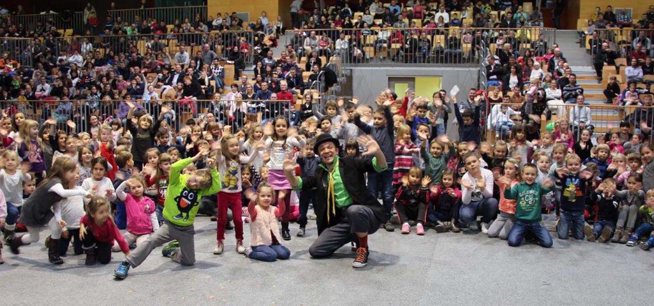 dedek mraz, obdarovanje otrok, �arobni december, veseli december, animacija za otroke, animacija v podjetju, �arodej, �arovnik, sam sebastian, �arovnije za otroke